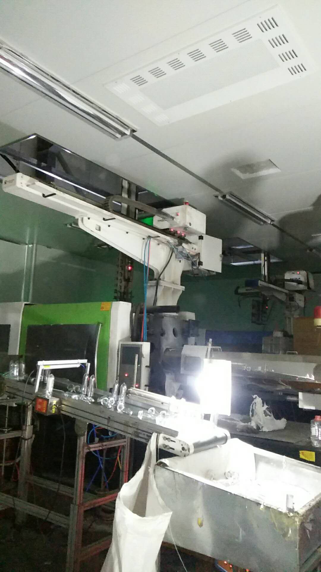 華聯(lián)塑料制品有限公司生產車間凈化裝修施工中